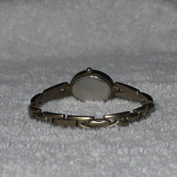 Vintage Guess Titanium Qwartz Watch w/ White Face - Picture 12 of 16